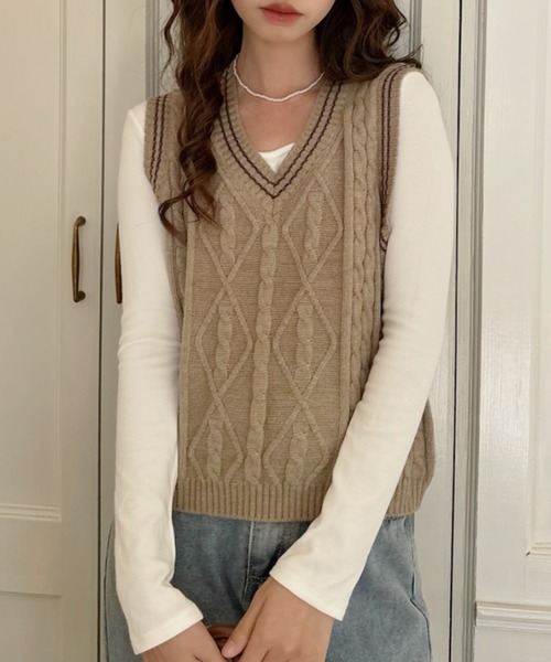 Ada.(エイダ)の「トラッド ケーブル編み Vネック 配色ライン ニット ベスト(ベスト・レディース・ネイビー/ベージュ/ホワイト・FREE)」の16枚目の写真