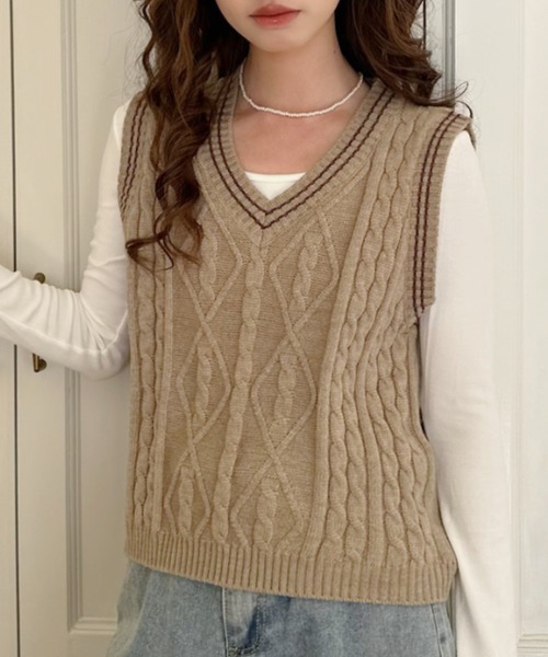 Ada.(エイダ)の「トラッド ケーブル編み Vネック 配色ライン ニット ベスト(ベスト・レディース・ネイビー/ベージュ/ホワイト・FREE)」の7枚目の写真