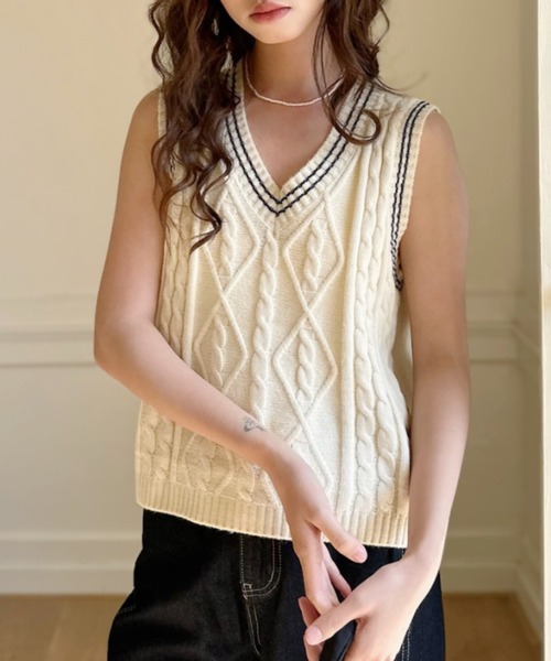 Ada.(エイダ)の「トラッド ケーブル編み Vネック 配色ライン ニット ベスト(ベスト・レディース・ネイビー/ベージュ/ホワイト・FREE)」の19枚目の写真