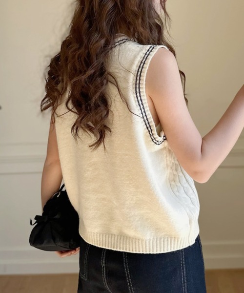 Ada.(エイダ)の「トラッド ケーブル編み Vネック 配色ライン ニット ベスト(ベスト・レディース・ネイビー/ベージュ/ホワイト・FREE)」の8枚目の写真