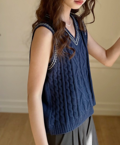 Ada.(エイダ)の「トラッド ケーブル編み Vネック 配色ライン ニット ベスト(ベスト・レディース・ネイビー/ベージュ/ホワイト・FREE)」の5枚目の写真