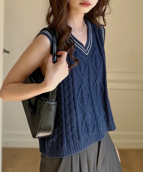 Ada.(エイダ)の「トラッド ケーブル編み Vネック 配色ライン ニット ベスト(ベスト・レディース・ネイビー/ベージュ/ホワイト・FREE)」の11枚目の写真