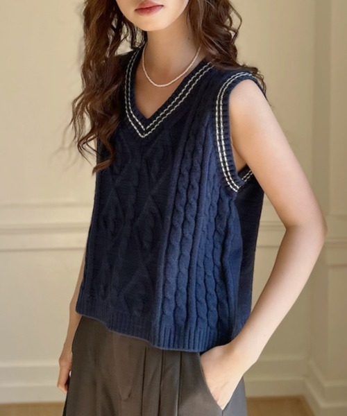 Ada.(エイダ)の「トラッド ケーブル編み Vネック 配色ライン ニット ベスト(ベスト・レディース・ネイビー/ベージュ/ホワイト・FREE)」の13枚目の写真
