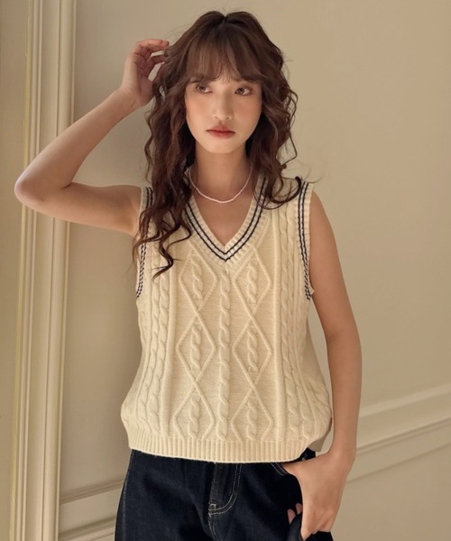 Ada.(エイダ)の「トラッド ケーブル編み Vネック 配色ライン ニット ベスト(ベスト・レディース・ネイビー/ベージュ/ホワイト・FREE)」の18枚目の写真