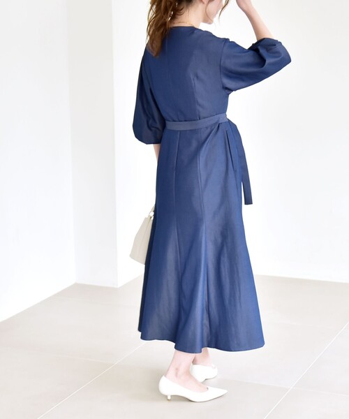 quaranciel（カランシエル）の「quaranciel:〈洗濯機可能〉ツイル Vネック ベルト フレア ワンピース（ワンピース・レディース・ブルー/ネイビー・40/38）」の6枚目の写真