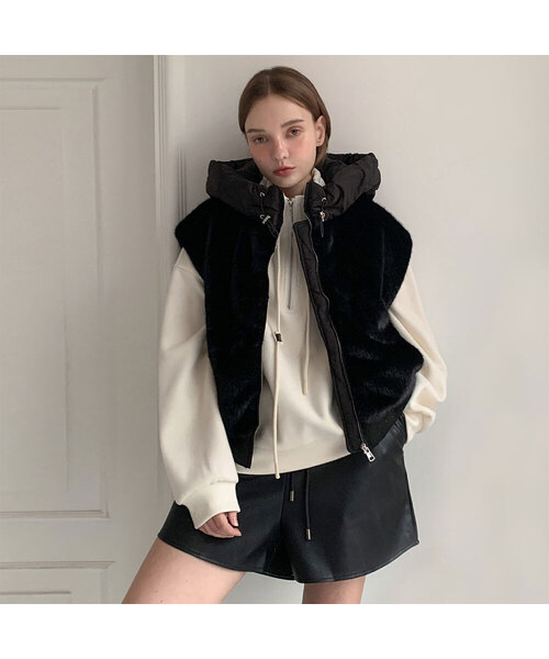 VASCARA(バスカラ)の「Hoodie Fake Fur Zip-Up Vest (2colors)(ベスト・レディース・ブラック・FREE)」の1枚目の写真