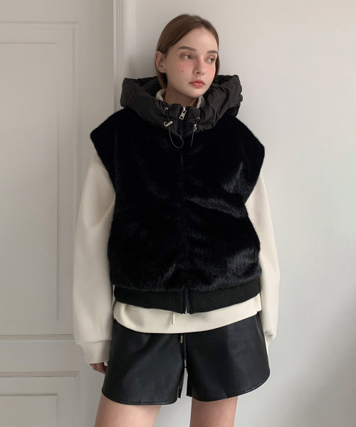 VASCARA(バスカラ)の「Hoodie Fake Fur Zip-Up Vest (2colors)(ベスト・レディース・ブラック・FREE)」の2枚目の写真