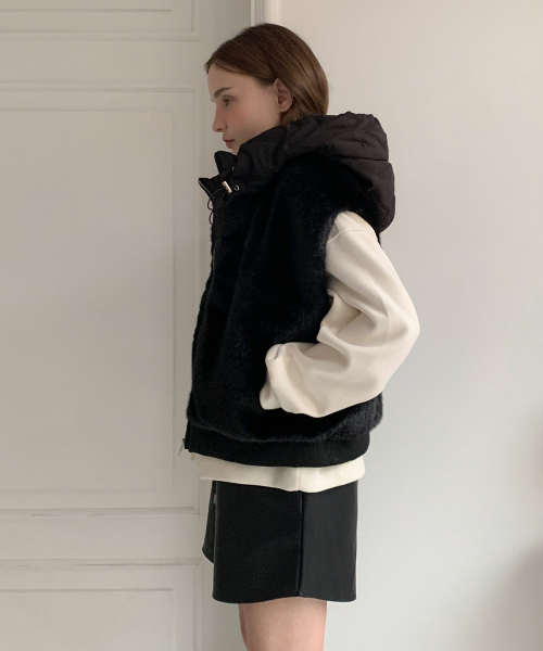 VASCARA(バスカラ)の「Hoodie Fake Fur Zip-Up Vest (2colors)(ベスト・レディース・ブラック・FREE)」の3枚目の写真