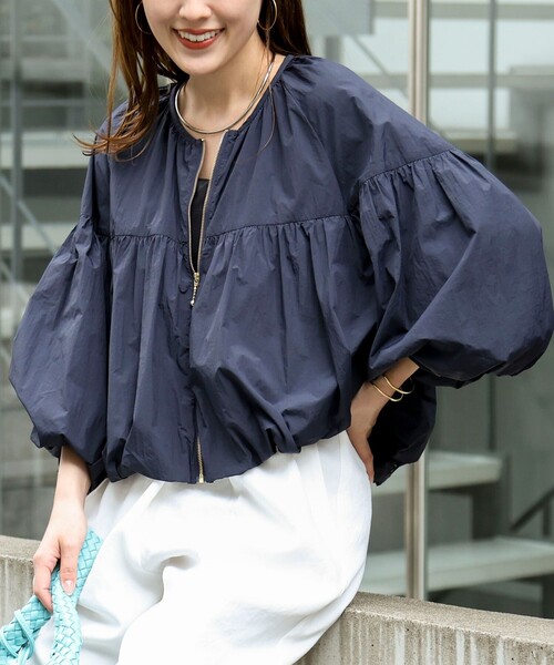 NOLLEY’S（ノーリーズ）の「ウォッシャブル撥水ポケッタブルボリュームブルゾン（ブルゾン・レディース・オフホワイト/ベージュ/ネイビー・38）」の3枚目の写真