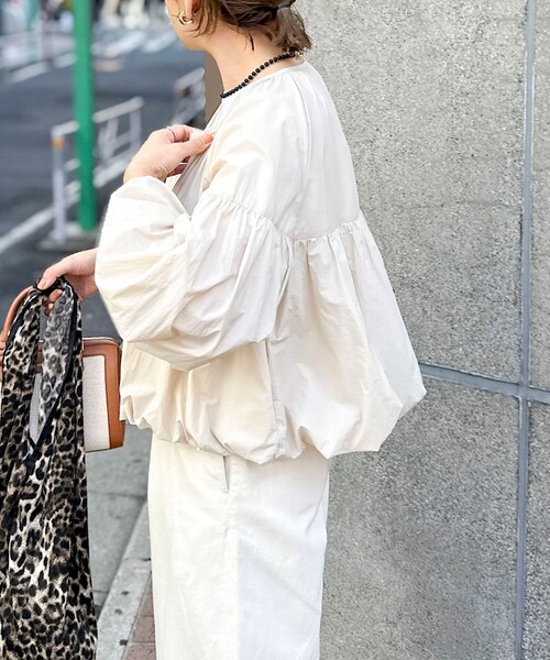 NOLLEY’S（ノーリーズ）の「ウォッシャブル撥水ポケッタブルボリュームブルゾン（ブルゾン・レディース・オフホワイト/ベージュ/ネイビー・38）」の6枚目の写真