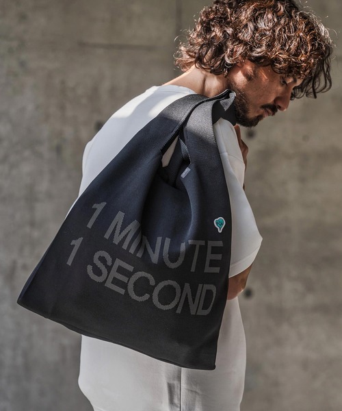 1minute 1second（ワンミニットワンセカンド）の「mko13400-1MINUTE 1SECOND logo knit bag with heart patch ニットバッグ(1M26N330)（トートバッグ・メンズ・ブラック×ホワイト/ブラック×ブルー/ブラック×ピンク・FREE）」の2枚目の写真