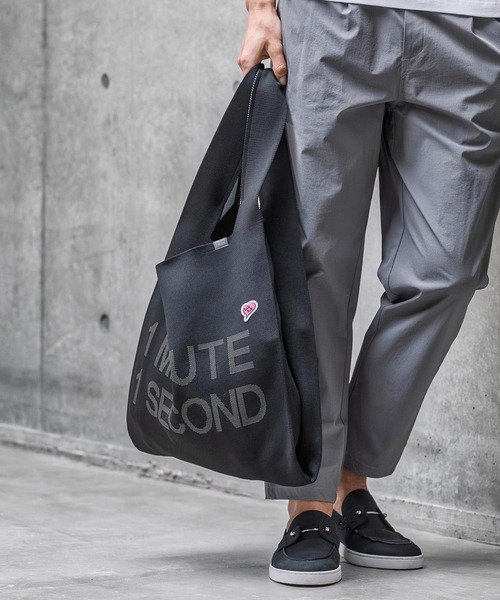 1minute 1second（ワンミニットワンセカンド）の「mko13400-1MINUTE 1SECOND logo knit bag with heart patch ニットバッグ(1M26N330)（トートバッグ・メンズ・ブラック×ホワイト/ブラック×ブルー/ブラック×ピンク・FREE）」の3枚目の写真