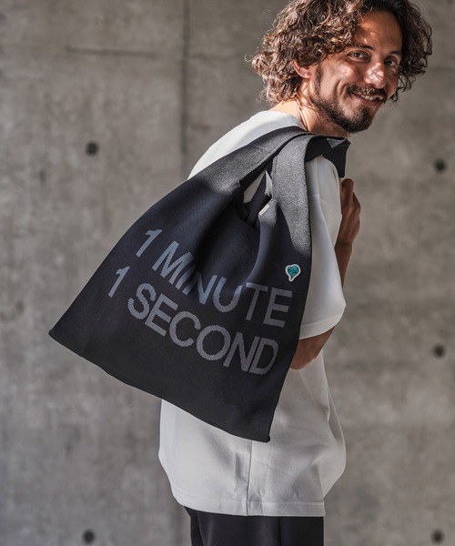 1minute 1second（ワンミニットワンセカンド）の「mko13400-1MINUTE 1SECOND logo knit bag with heart patch ニットバッグ(1M26N330)（トートバッグ・メンズ・ブラック×ホワイト/ブラック×ブルー/ブラック×ピンク・FREE）」の4枚目の写真