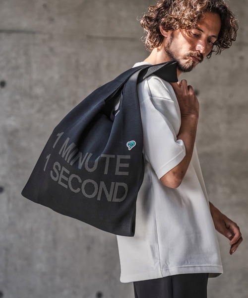 1minute 1second（ワンミニットワンセカンド）の「mko13400-1MINUTE 1SECOND logo knit bag with heart patch ニットバッグ(1M26N330)（トートバッグ・メンズ・ブラック×ホワイト/ブラック×ブルー/ブラック×ピンク・FREE）」の5枚目の写真