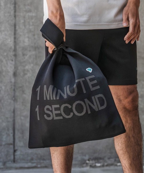 1minute 1second（ワンミニットワンセカンド）の「mko13400-1MINUTE 1SECOND logo knit bag with heart patch ニットバッグ(1M26N330)（トートバッグ・メンズ・ブラック×ホワイト/ブラック×ブルー/ブラック×ピンク・FREE）」の6枚目の写真