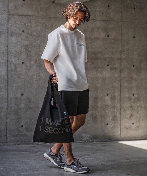 1minute 1second（ワンミニットワンセカンド）の「mko13400-1MINUTE 1SECOND logo knit bag with heart patch ニットバッグ(1M26N330)（トートバッグ・メンズ・ブラック×ホワイト/ブラック×ブルー/ブラック×ピンク・FREE）」の7枚目の写真