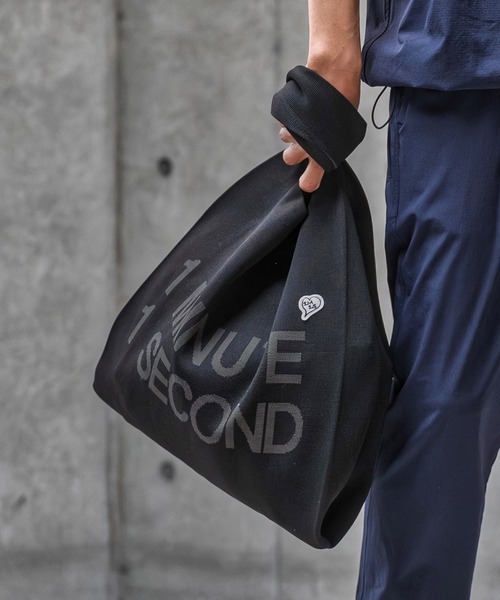 1minute 1second（ワンミニットワンセカンド）の「mko13400-1MINUTE 1SECOND logo knit bag with heart patch ニットバッグ(1M26N330)（トートバッグ・メンズ・ブラック×ホワイト/ブラック×ブルー/ブラック×ピンク・FREE）」の8枚目の写真