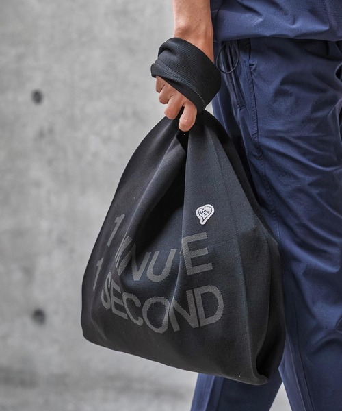 1minute 1second（ワンミニットワンセカンド）の「mko13400-1MINUTE 1SECOND logo knit bag with heart patch ニットバッグ(1M26N330)（トートバッグ・メンズ・ブラック×ホワイト/ブラック×ブルー/ブラック×ピンク・FREE）」の9枚目の写真