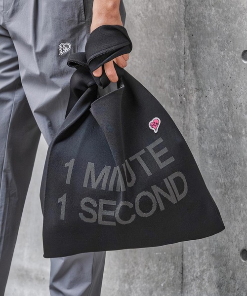 1minute 1second（ワンミニットワンセカンド）の「mko13400-1MINUTE 1SECOND logo knit bag with heart patch ニットバッグ(1M26N330)（トートバッグ・メンズ・ブラック×ホワイト/ブラック×ブルー/ブラック×ピンク・FREE）」の11枚目の写真