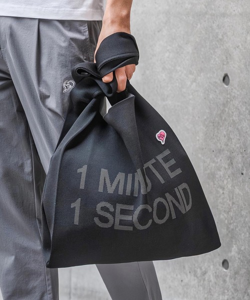 1minute 1second（ワンミニットワンセカンド）の「mko13400-1MINUTE 1SECOND logo knit bag with heart patch ニットバッグ(1M26N330)（トートバッグ・メンズ・ブラック×ホワイト/ブラック×ブルー/ブラック×ピンク・FREE）」の12枚目の写真