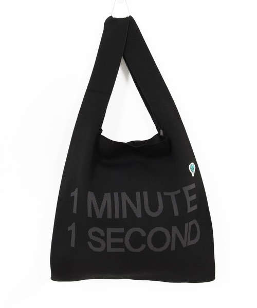 1minute 1second（ワンミニットワンセカンド）の「mko13400-1MINUTE 1SECOND logo knit bag with heart patch ニットバッグ(1M26N330)（トートバッグ・メンズ・ブラック×ホワイト/ブラック×ブルー/ブラック×ピンク・FREE）」の14枚目の写真