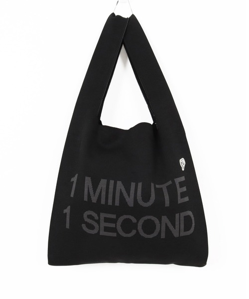 1minute 1second（ワンミニットワンセカンド）の「mko13400-1MINUTE 1SECOND logo knit bag with heart patch ニットバッグ(1M26N330)（トートバッグ・メンズ・ブラック×ホワイト/ブラック×ブルー/ブラック×ピンク・FREE）」の15枚目の写真