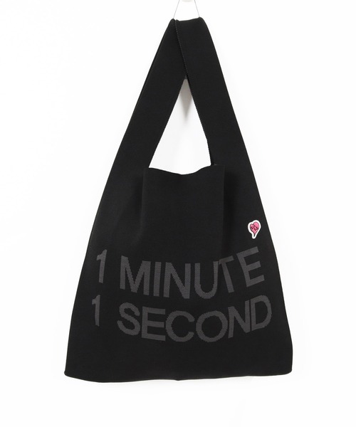 1minute 1second（ワンミニットワンセカンド）の「mko13400-1MINUTE 1SECOND logo knit bag with heart patch ニットバッグ(1M26N330)（トートバッグ・メンズ・ブラック×ホワイト/ブラック×ブルー/ブラック×ピンク・FREE）」の16枚目の写真