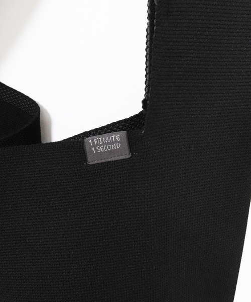 1minute 1second（ワンミニットワンセカンド）の「mko13400-1MINUTE 1SECOND logo knit bag with heart patch ニットバッグ(1M26N330)（トートバッグ・メンズ・ブラック×ホワイト/ブラック×ブルー/ブラック×ピンク・FREE）」の18枚目の写真