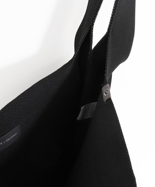 1minute 1second（ワンミニットワンセカンド）の「mko13400-1MINUTE 1SECOND logo knit bag with heart patch ニットバッグ(1M26N330)（トートバッグ・メンズ・ブラック×ホワイト/ブラック×ブルー/ブラック×ピンク・FREE）」の21枚目の写真
