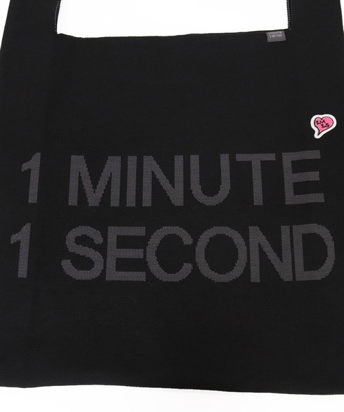 1minute 1second（ワンミニットワンセカンド）の「mko13400-1MINUTE 1SECOND logo knit bag with heart patch ニットバッグ(1M26N330)（トートバッグ・メンズ・ブラック×ホワイト/ブラック×ブルー/ブラック×ピンク・FREE）」の22枚目の写真