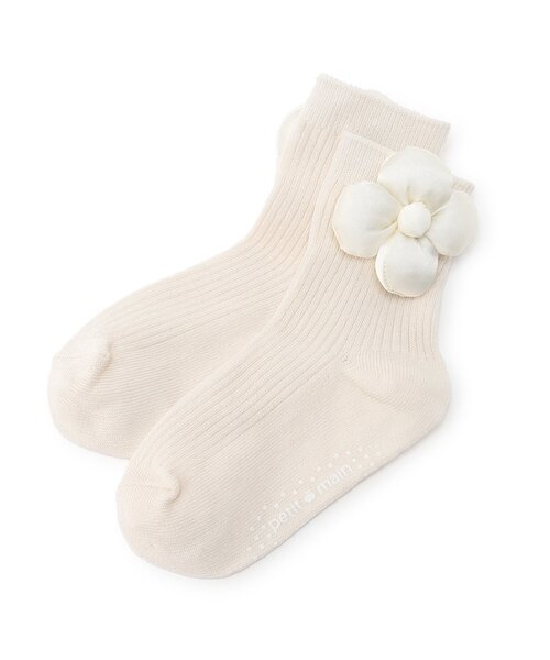 petit main（プティマイン）の「お花モチーフクルーソックス（ソックス/靴下・キッズ・サックスブルー/オフホワイト/アイボリー/ラベンダー・L(18-20cm)/M(16-18cm)/S(13-15cm)/11-13cm）」の2枚目の写真