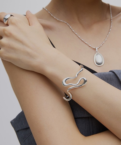 Ameri（アメリ）の「TWISTING WAVE DESIGN BANGLE（ブレスレット・レディース・ゴールド/シルバー・FREE）」の2枚目の写真