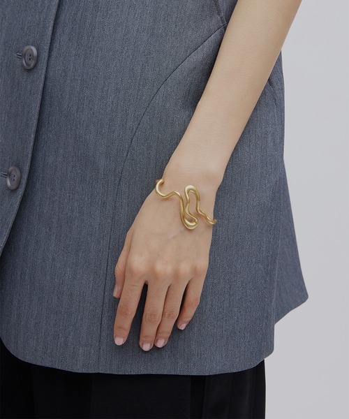 Ameri（アメリ）の「TWISTING WAVE DESIGN BANGLE（ブレスレット・レディース・ゴールド/シルバー・FREE）」の3枚目の写真