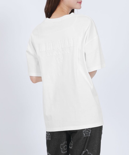 MARY QUANT(マリークワント)の「バックアップリケ Tシャツ(Tシャツ/カットソー・レディース・フューシャピンク/ホワイト/ブルー/ブラック・M)」の2枚目の写真