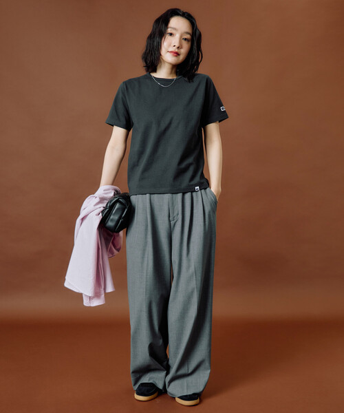 FREAK'S STORE(フリークスストア)の「限定展開 RUSSELL ATHLETIC × FREAK'S STORE/ラッセルアスレチック 別注 フィット 半袖 Tシャツ(Tシャツ/カットソー・レディース・オフホワイト/サックスブルー/ブラック/ライトグレー/レッド/ネイビー・フリ-)」の14枚目の写真