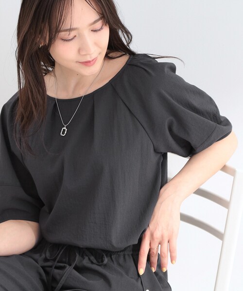 SHOO・LA・RUE(シューラルー)の「【S-LL/洗濯機可/セットアップ可】軽凛(かろりん) ひんやりタックブラウス(シャツ/ブラウス・レディース・ブラウン系その他/ブルー/ナチュラル/チャコールグレー・04/03/02/01)」の1枚目の写真