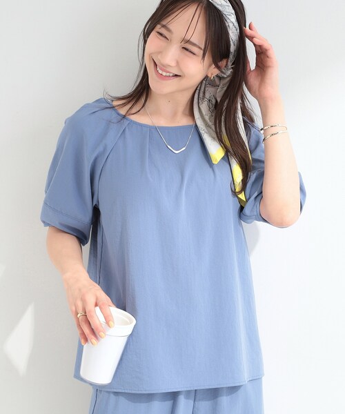 SHOO・LA・RUE(シューラルー)の「【S-LL/洗濯機可/セットアップ可】軽凛(かろりん) ひんやりタックブラウス(シャツ/ブラウス・レディース・ブラウン系その他/ブルー/ナチュラル/チャコールグレー・04/03/02/01)」の4枚目の写真