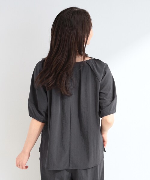 SHOO・LA・RUE(シューラルー)の「【S-LL/洗濯機可/セットアップ可】軽凛(かろりん) ひんやりタックブラウス(シャツ/ブラウス・レディース・ブラウン系その他/ブルー/ナチュラル/チャコールグレー・04/03/02/01)」の18枚目の写真