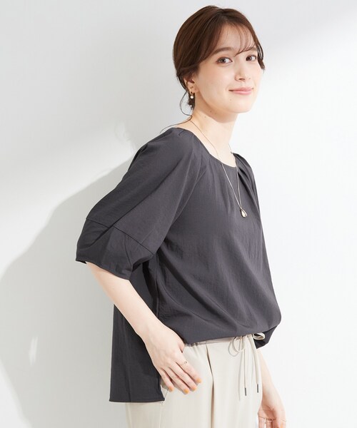 SHOO・LA・RUE(シューラルー)の「【S-LL/洗濯機可/セットアップ可】軽凛(かろりん) ひんやりタックブラウス(シャツ/ブラウス・レディース・ブラウン系その他/ブルー/ナチュラル/チャコールグレー・04/03/02/01)」の14枚目の写真
