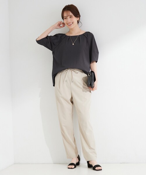 SHOO・LA・RUE(シューラルー)の「【S-LL/洗濯機可/セットアップ可】軽凛(かろりん) ひんやりタックブラウス(シャツ/ブラウス・レディース・ブラウン系その他/ブルー/ナチュラル/チャコールグレー・04/03/02/01)」の15枚目の写真
