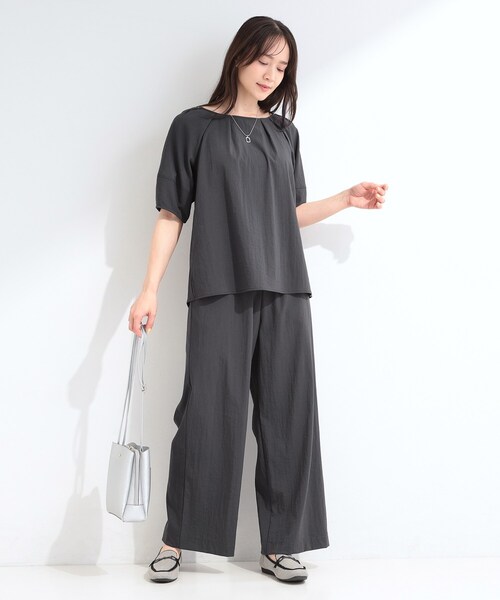 SHOO・LA・RUE(シューラルー)の「【S-LL/洗濯機可/セットアップ可】軽凛(かろりん) ひんやりタックブラウス(シャツ/ブラウス・レディース・ブラウン系その他/ブルー/ナチュラル/チャコールグレー・04/03/02/01)」の16枚目の写真
