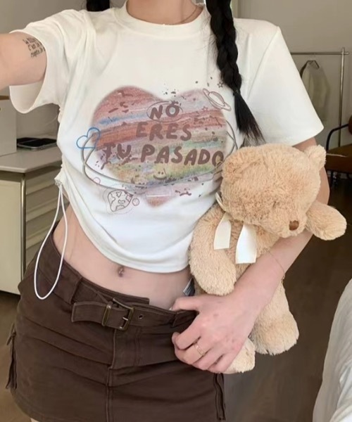 Teem Store(チームストア)の「フロントプリントサイドギャザーTシャツ ショート丈 ピチT(Tシャツ/カットソー・レディース・アイボリー/ホワイト・M/S)」の2枚目の写真