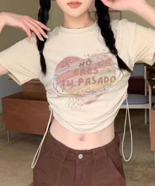 Teem Store(チームストア)の「フロントプリントサイドギャザーTシャツ ショート丈 ピチT(Tシャツ/カットソー・レディース・アイボリー/ホワイト・M/S)」の1枚目の写真