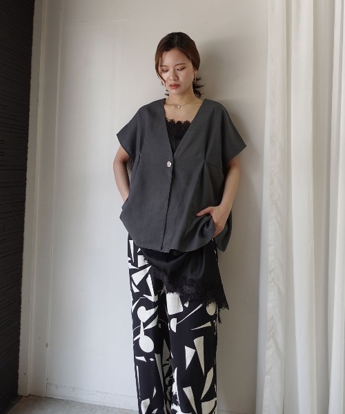 CORNERS（コーナーズ）の「ウエストタックニュアンスボタンジレ（ベスト・レディース・チャコールグレー/ブラック/グレイッシュベージュ・FREE）」の12枚目の写真
