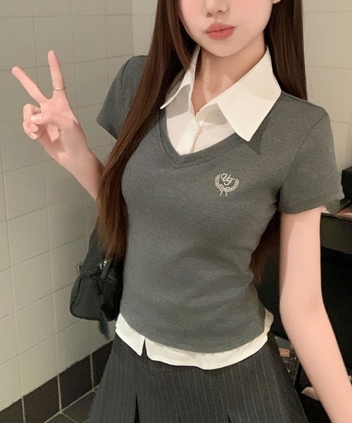 meJane(ミージェーン)の「シャツドッキング Vネックワンポイント刺繍 Tシャツ(Tシャツ/カットソー・レディース・ネイビー/チャコールグレー・FREE)」の2枚目の写真
