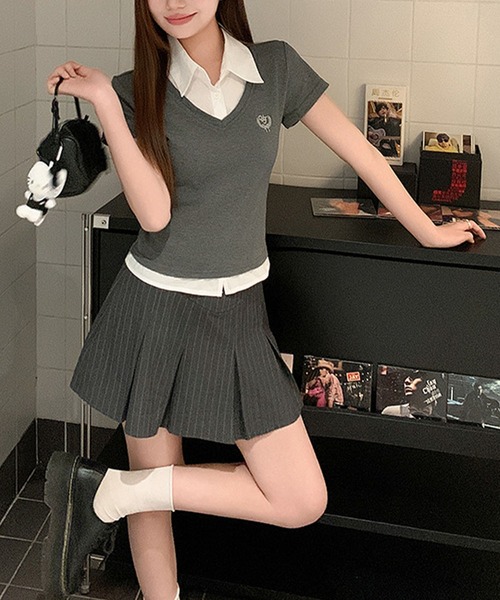 meJane(ミージェーン)の「シャツドッキング Vネックワンポイント刺繍 Tシャツ(Tシャツ/カットソー・レディース・ネイビー/チャコールグレー・FREE)」の4枚目の写真