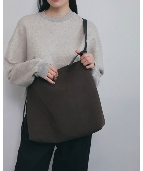 anuke(アンヌーク)の「Ecoleather Tote Bag(トートバッグ・レディース・ブラウン/ブラック・FREE)」の4枚目の写真
