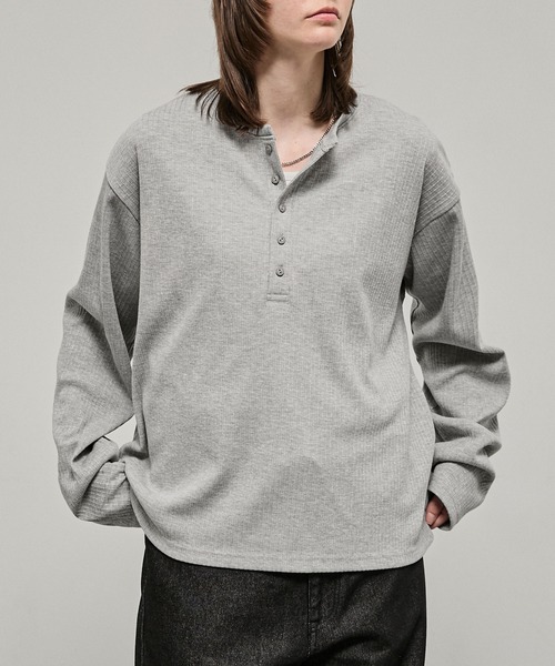 Alfred Alex(アルフレッドアレックス)の「【Alfred Alex】Military Ribbed Henley T-Shirt / テレコリブ ヘンリーネック長袖Tシャツ(Tシャツ/カットソー・メンズ・チャコール/オフホワイト/ブラック/杢グレー/ダークブラウン系/ダークネイビー/レッド・M/L)」の3枚目の写真