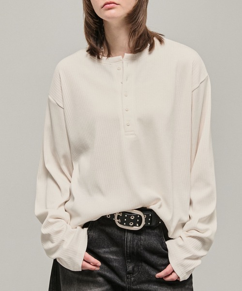 Alfred Alex(アルフレッドアレックス)の「【Alfred Alex】Military Ribbed Henley T-Shirt / テレコリブ ヘンリーネック長袖Tシャツ(Tシャツ/カットソー・メンズ・チャコール/オフホワイト/ブラック/杢グレー/ダークブラウン系/ダークネイビー/レッド・M/L)」の2枚目の写真