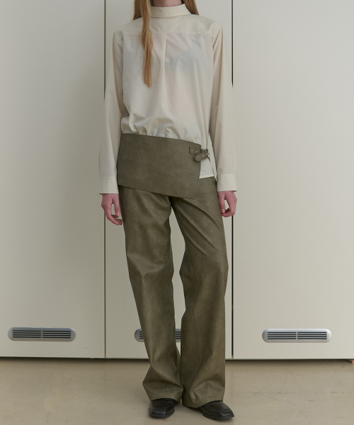 Majournee(マジョネ)の「LEATHER STRAIGHT PANTS_KHAKI(その他パンツ・レディース・カーキ・SMALL/MEDIUM)」の1枚目の写真